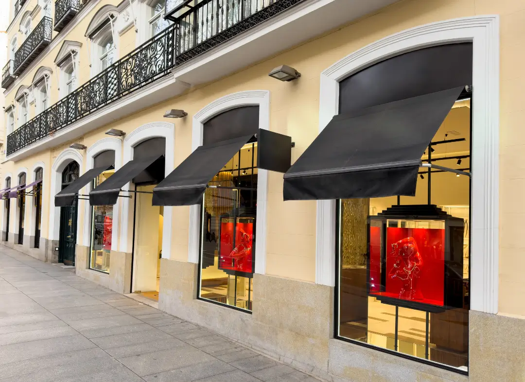 Façade vitrine de magasin en aluminium sur mesure à Cuxac-d'Aude